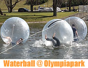 Waterball im Olympiapark M&uuml;nchen  auf dem Olympiasee direkt am Olympiaturm (&copy;Foto: Martin Schmitz)